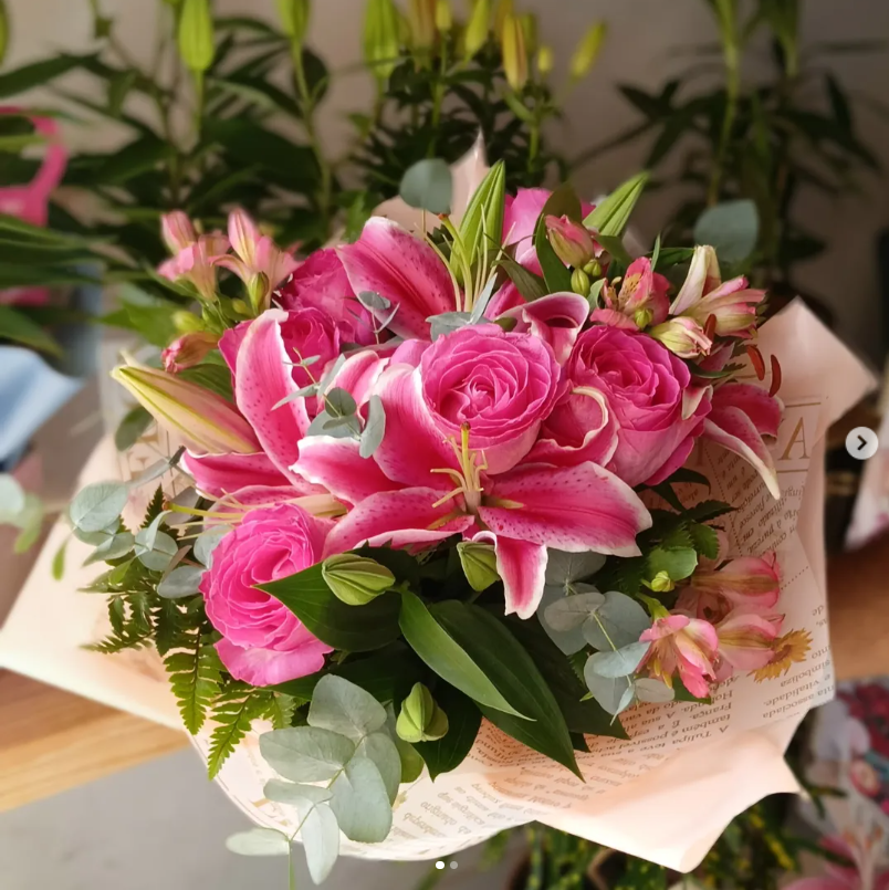 Buquê de rosas e lírios cor-de-rosa da Floricultura Encante
