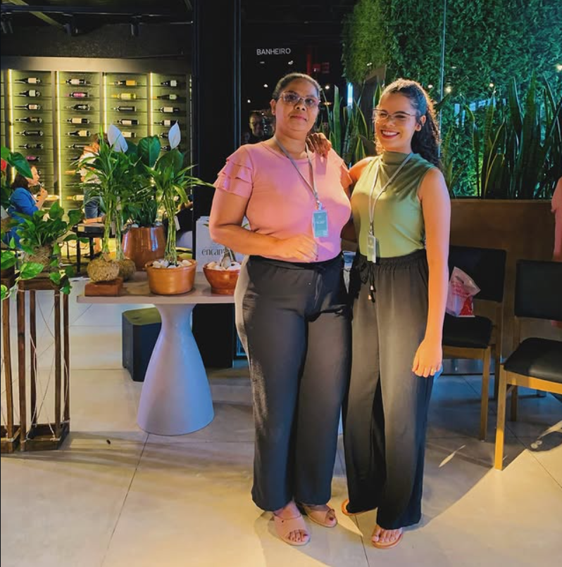 Equipe da Floricultura Encante em decoração de evento
