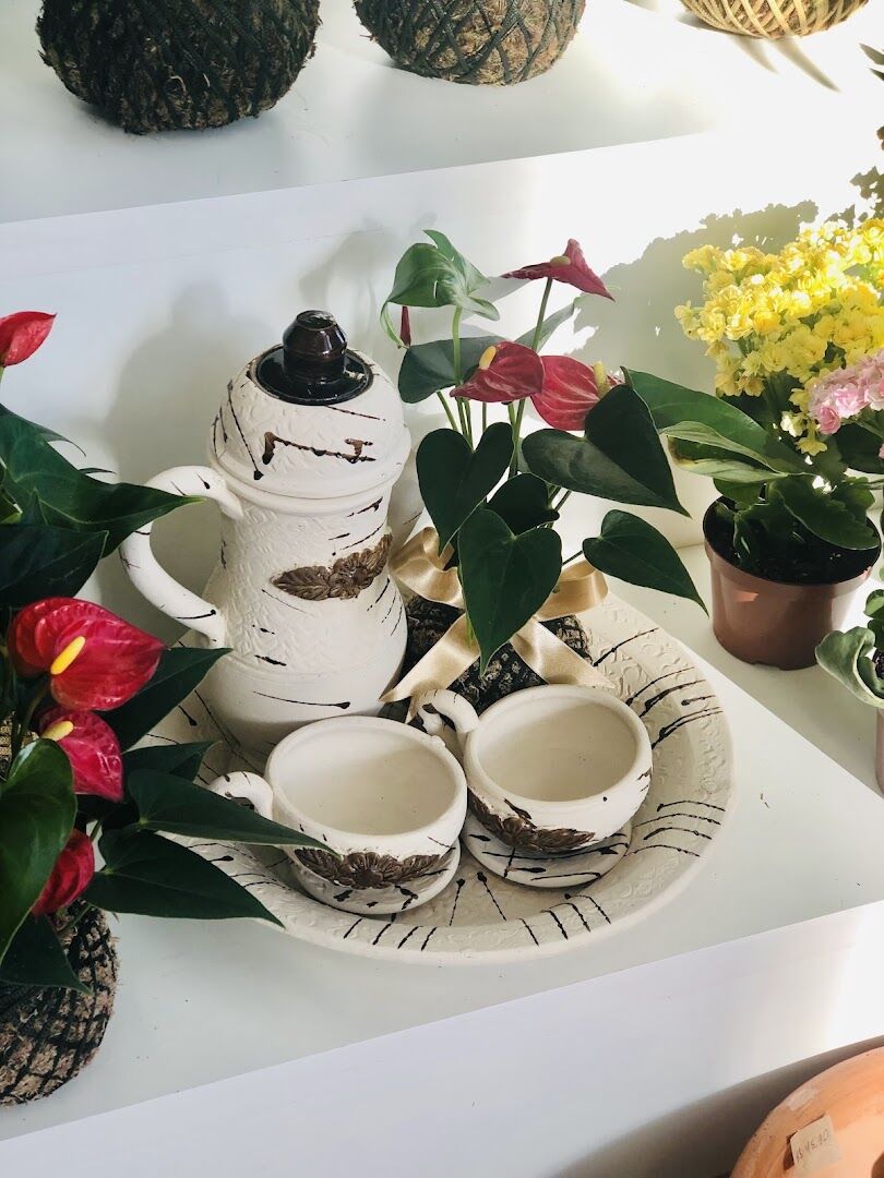 Antúrios, kalanchoe e conjunto de cerâmica decorativa expostos na loja