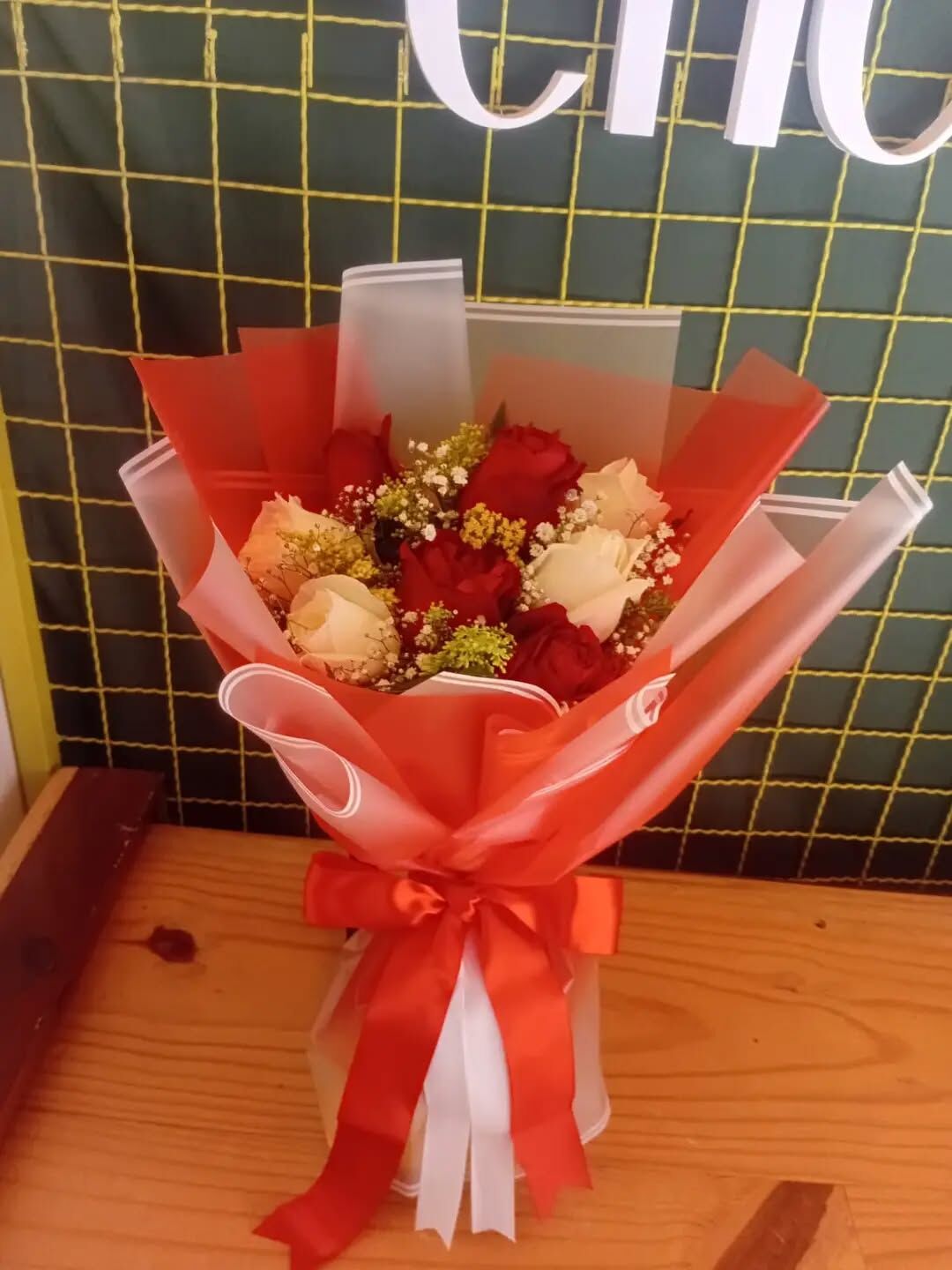 Buquê de rosas vermelhas e brancas com papel coreano