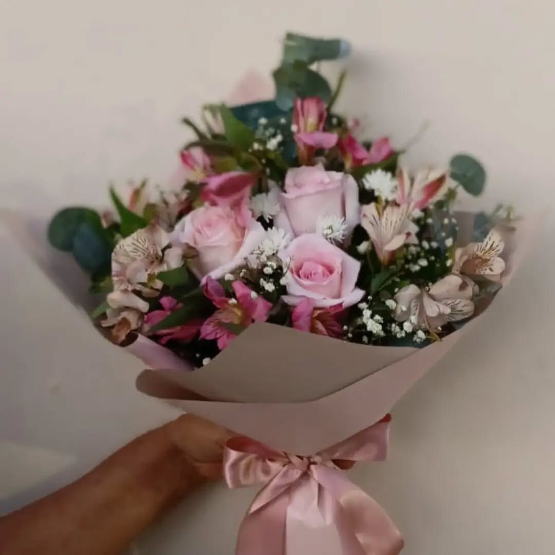 Buquê de rosas cor-de-rosa com astromélias