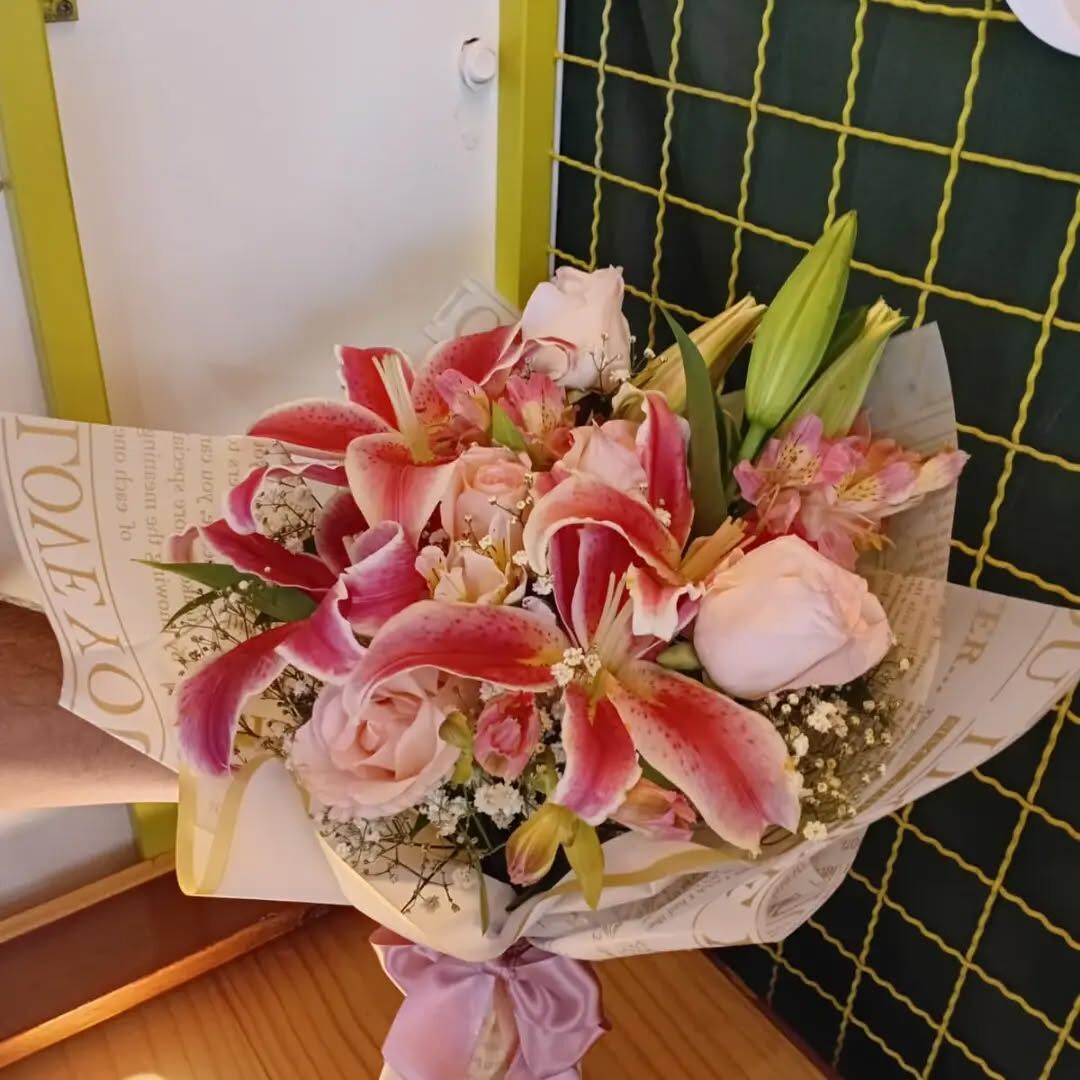 Buquê de lírios rosa com rosas
